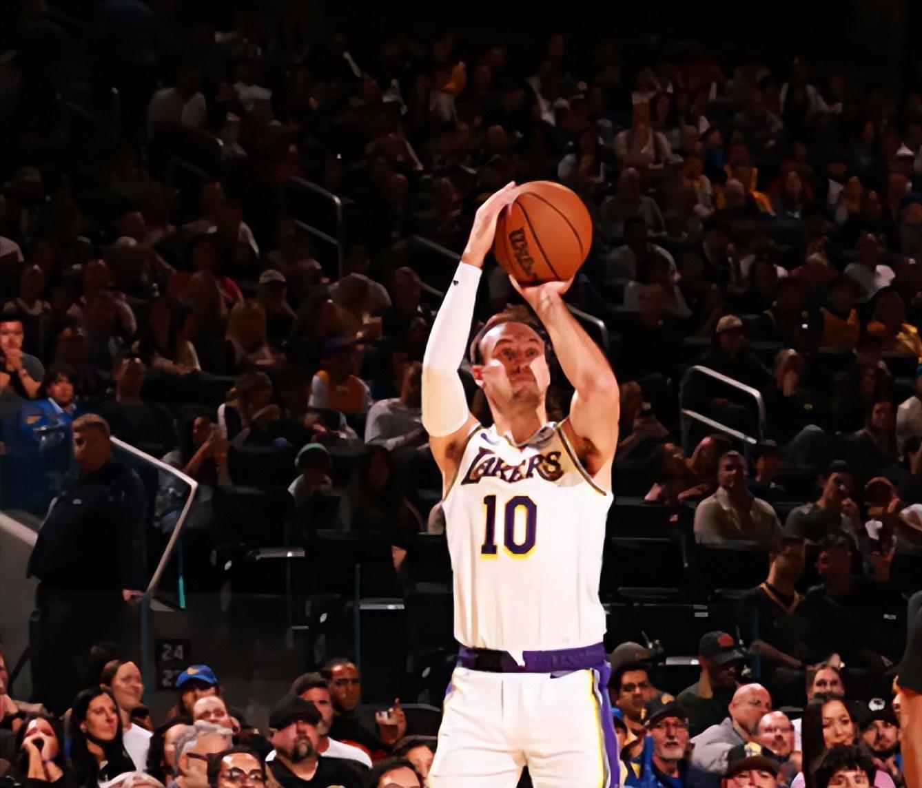 球速体育网址-湖人128-104国王3喜1忧!肯纳德+2配角太好用,艾顿作用太低!