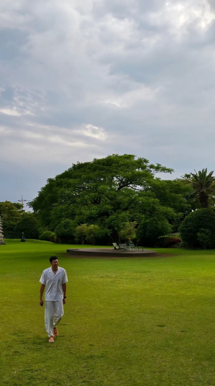 球速体育-留粤谈判未果 王少杰济州岛度假晒照尽显休闲感：今年场景